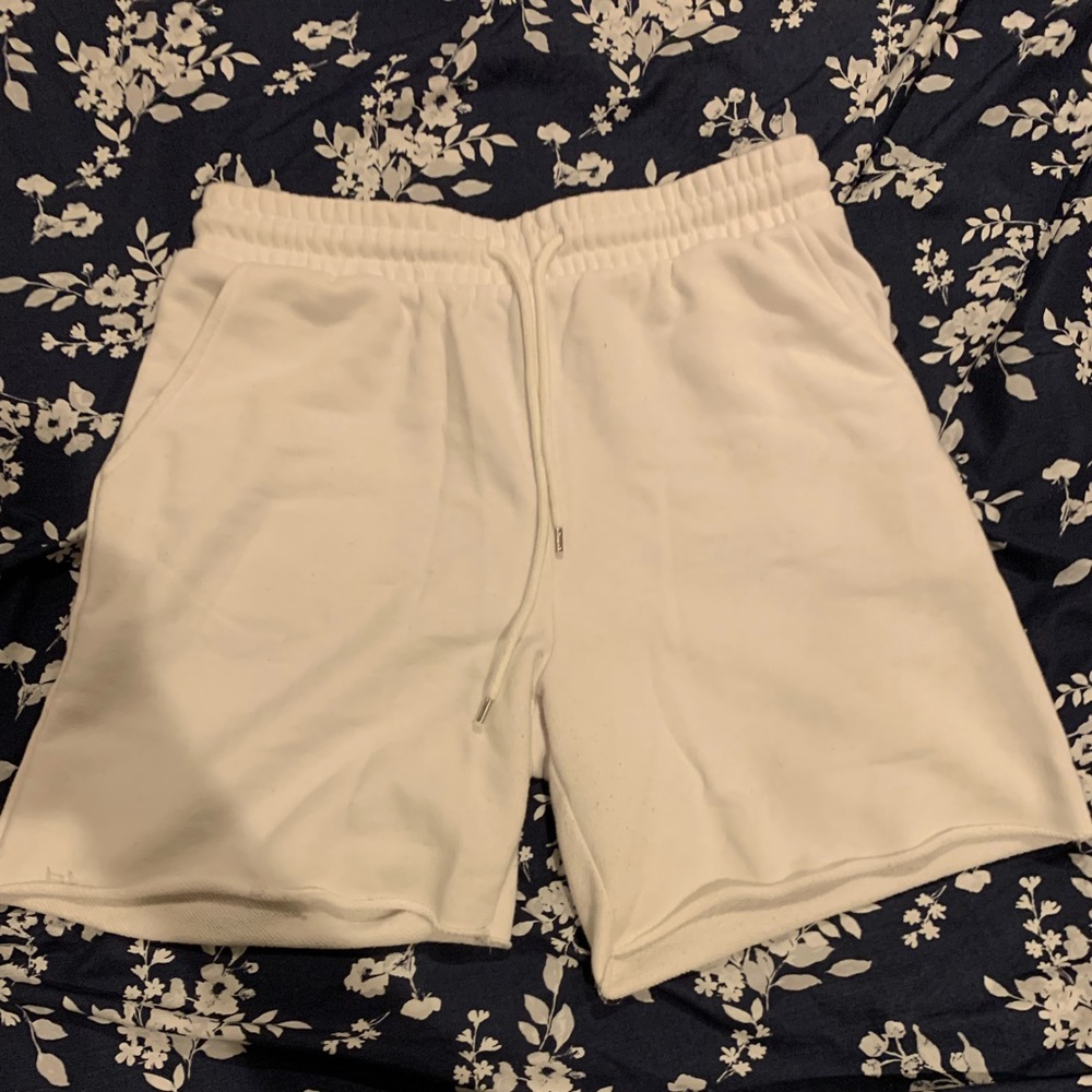 White basketball shorts. Never been worn, Forever21, size M. With pockets.